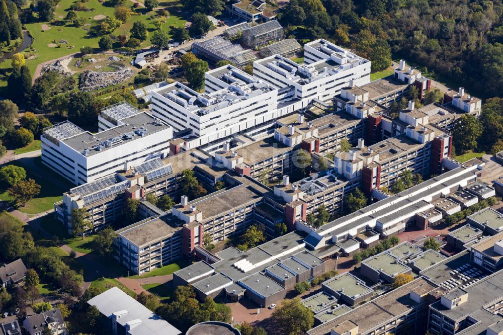 Luftaufnahme Düsseldorf - Campus- Gebäude der Universität Heinrich Heine Universität mit dem Biologie-Standort und Botanischen Garten in Düsseldorf im Bundesland Nordrhein-Westfalen, Deutschland