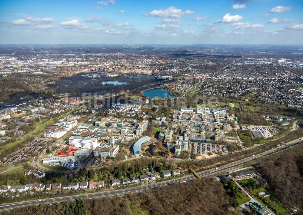 Düsseldorf von oben - Campus- Gebäude der Universität Heinrich-Heine-Universität Düsseldorf im Ortsteil Bilk in Düsseldorf im Bundesland Nordrhein-Westfalen, Deutschland