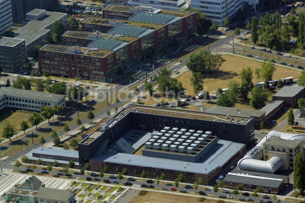 Berlin aus der Vogelperspektive: Campus- Gebäude der Universität Humboldt - Universität zu Berlin Erwin Schrödinger - Zentrum in Berlin