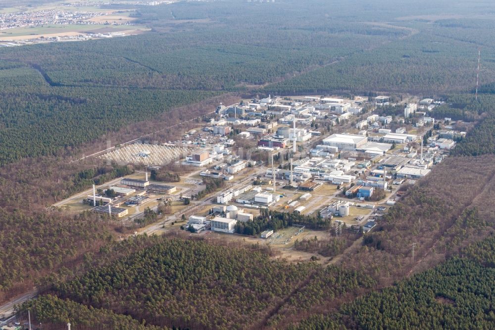 Luftaufnahme Eggenstein-Leopoldshafen - Campus- Gebäude der Universität KIT - Campus Nord (ehemaliges Kernforschungszentrum Karlsruhe) im Ortsteil Leopoldshafen in Eggenstein-Leopoldshafen im Bundesland Baden-Württemberg, Deutschland