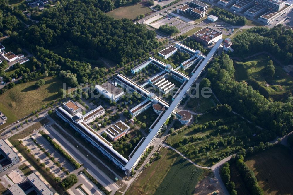 Ulm aus der Vogelperspektive: Campus- Gebäude der Universität Ulm in Ulm im Bundesland Baden-Württemberg, Deutschland