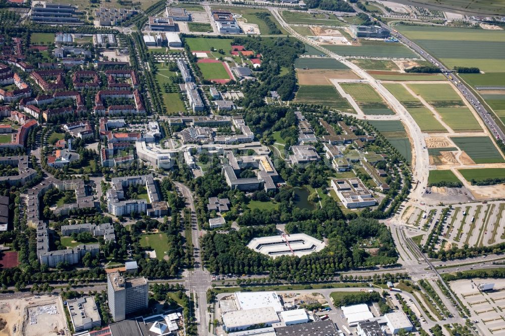 Luftaufnahme Augsburg - Campus- Gebäude der Universität im Universitätsviertel in Augsburg im Bundesland Bayern, Deutschland