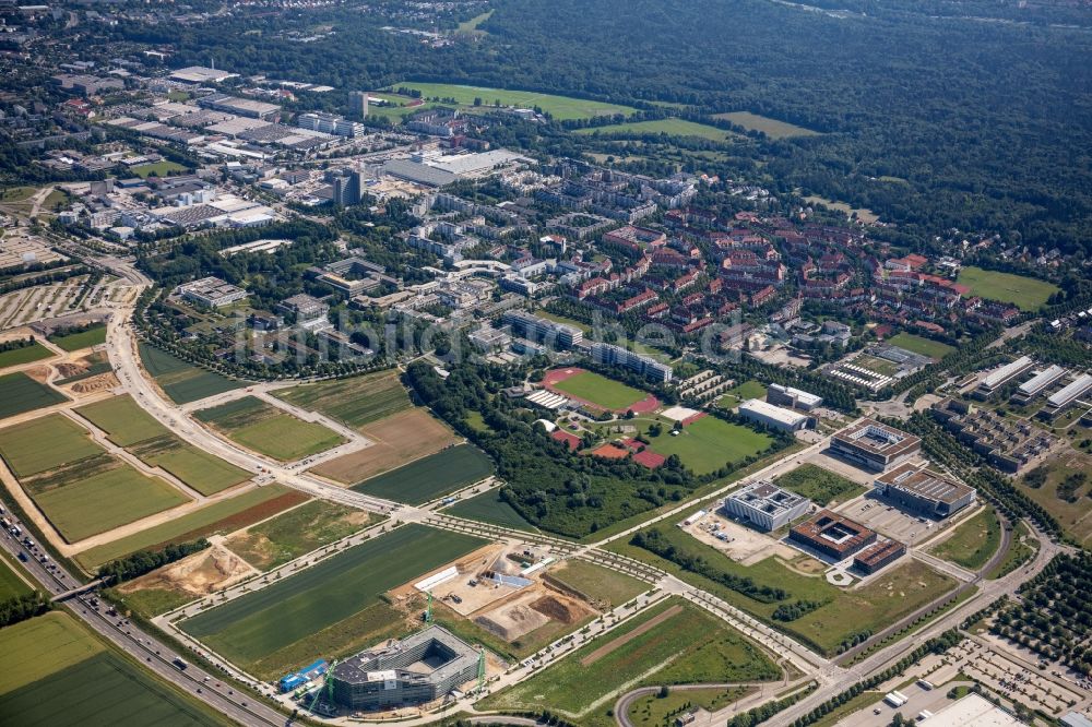 Augsburg aus der Vogelperspektive: Campus- Gebäude der Universität im Universitätsviertel in Augsburg im Bundesland Bayern, Deutschland