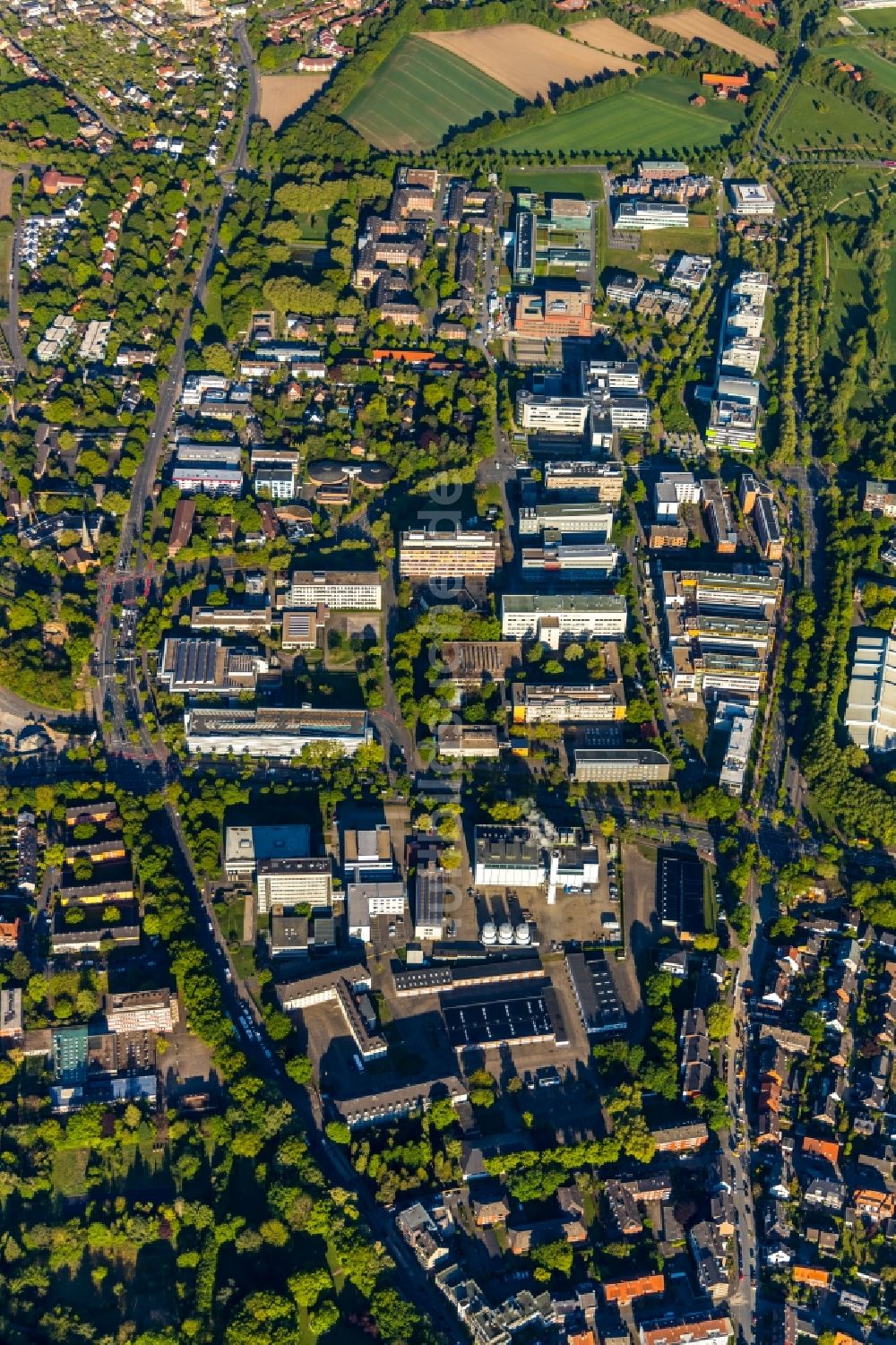 Münster aus der Vogelperspektive: Campus- Gebäude der Universität Westfälische Wilhelms-Universität Münster und FH Münster zwischen Einsteinstraße - Von-Esmarch-Straße - Busso-Peus-Straße - Mendelstraße - Apffelstaedtstraße - Wilhelmstraße in Münster im Bundesland Nordrhein-Westfalen,