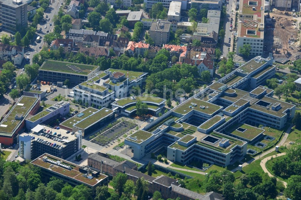 Luftaufnahme Erlangen - Campus- Gelände der Universität mit der Teilbibliothek Medizinische Klinik I - Internistisches Zentrum in Erlangen im Bundesland Bayern