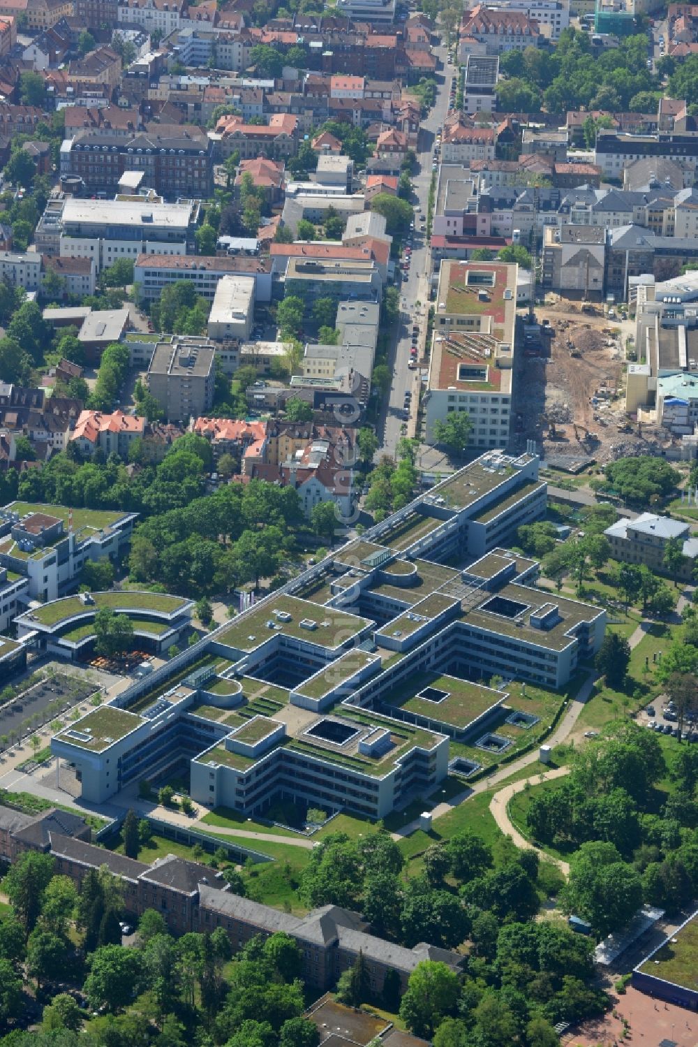 Erlangen von oben - Campus- Gelände der Universität mit der Teilbibliothek Medizinische Klinik I - Internistisches Zentrum in Erlangen im Bundesland Bayern