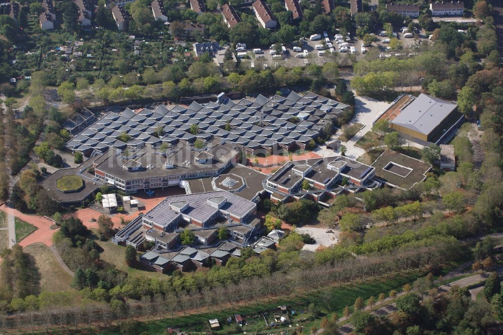 Freiburg im Breisgau aus der Vogelperspektive: Campus und Schulgebäude der Edith-Stein-Schule, Friedrich Weinbrenner Gewerbeschule und der Gertrud-Luckner-Gewerbeschule in Freiburg im Breisgau im Bundesland Baden-Württemberg, Deutschland