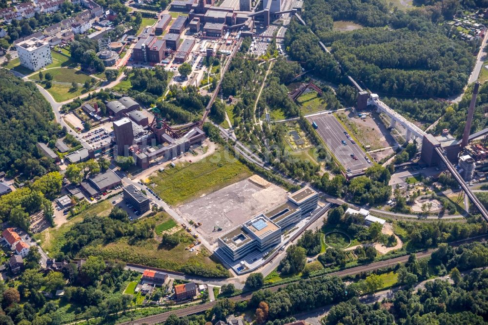 Essen von oben - Campus- Universitäts- Bereich mit Neubau- Baustelle der Folkwang Universität der Künste auf dem Gelände des UNESCO-Welterbe Zollverein in Essen im Bundesland Nordrhein-Westfalen, Deutschland