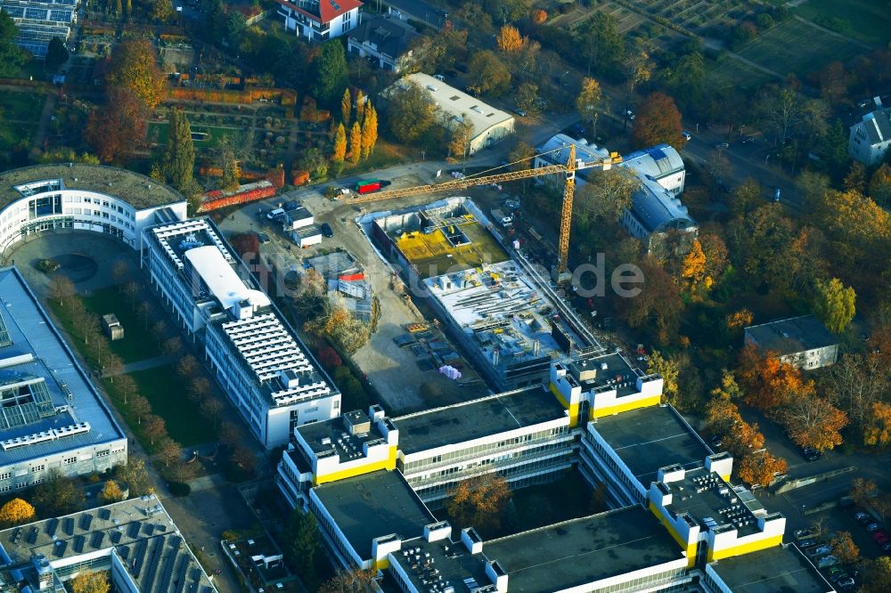 Berlin von oben - Campus- Universitäts- Bereich mit Neubau- Baustelle des Forschungsneubau SupraFAB der FU in Berlin, Deutschland