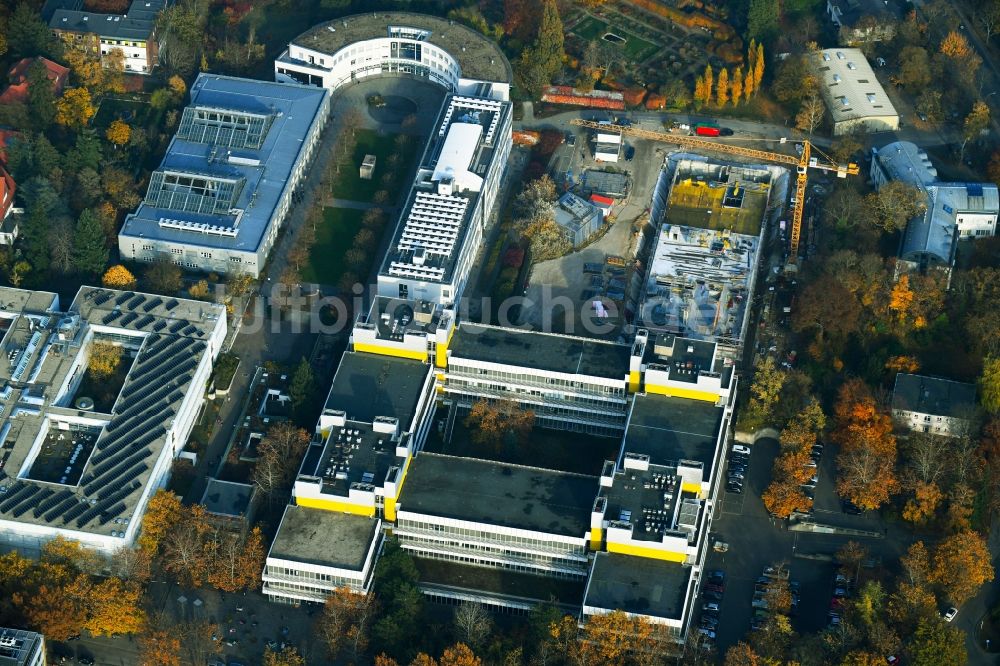 Luftaufnahme Berlin - Campus- Universitäts- Bereich mit Neubau- Baustelle des Forschungsneubau SupraFAB der FU in Berlin, Deutschland