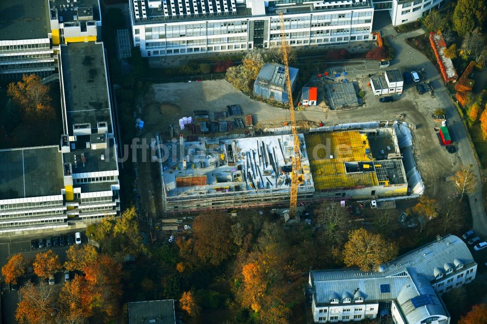 Berlin aus der Vogelperspektive: Campus- Universitäts- Bereich mit Neubau- Baustelle des Forschungsneubau SupraFAB der FU in Berlin, Deutschland