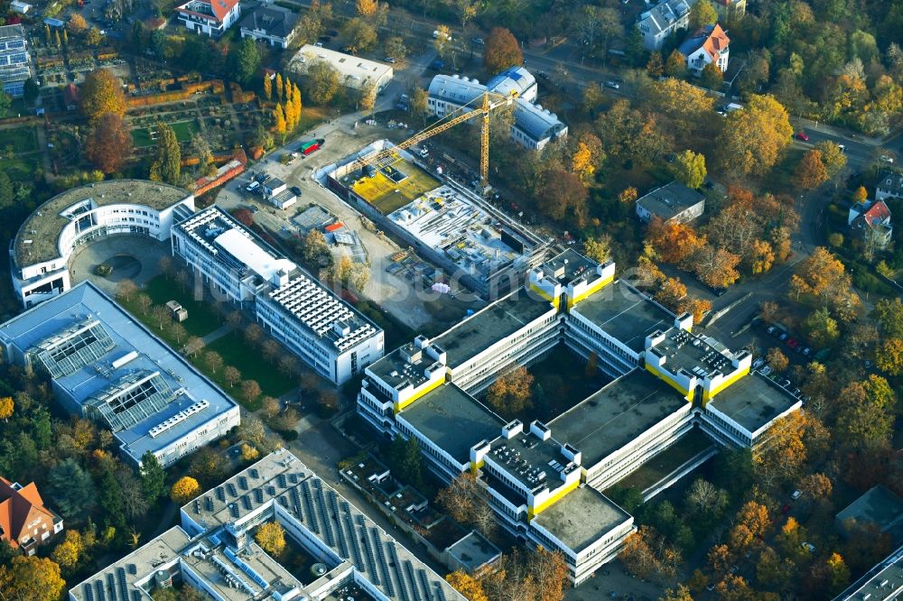 Luftaufnahme Berlin - Campus- Universitäts- Bereich mit Neubau- Baustelle des Forschungsneubau SupraFAB der FU in Berlin, Deutschland