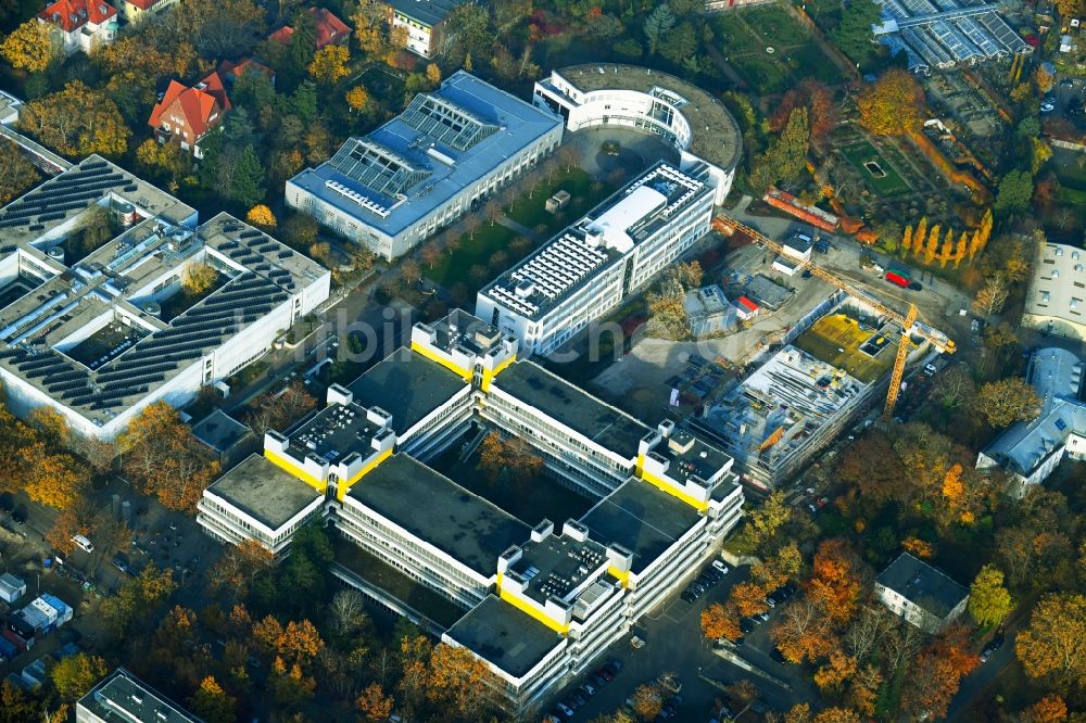 Berlin aus der Vogelperspektive: Campus- Universitäts- Bereich mit Neubau- Baustelle des Forschungsneubau SupraFAB der FU in Berlin, Deutschland