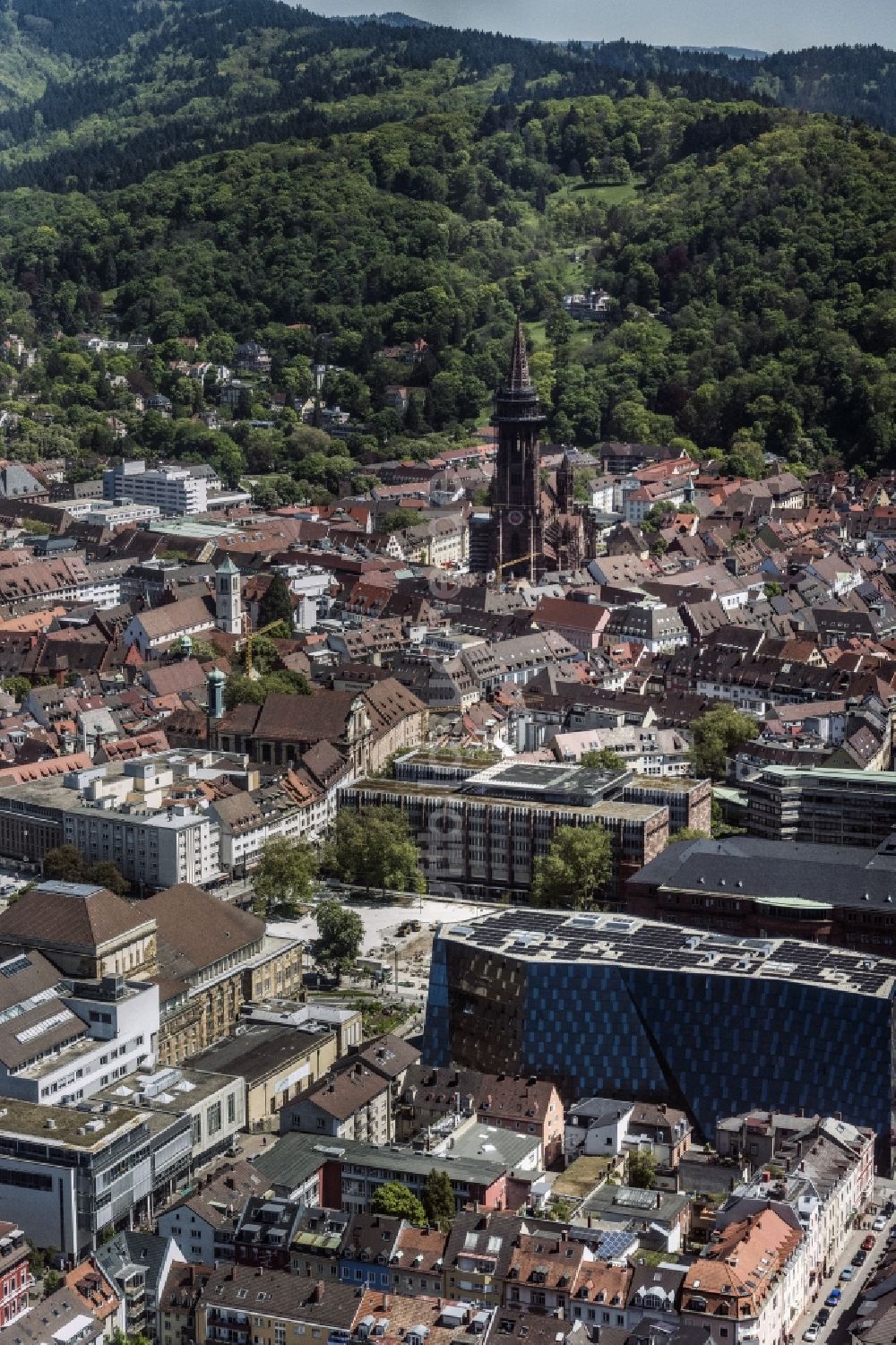 Luftaufnahme Freiburg im Breisgau - Campus- Universitäts- Bereich Universitätsbibliothek in Freiburg im Breisgau im Bundesland Baden-Württemberg, Deutschland