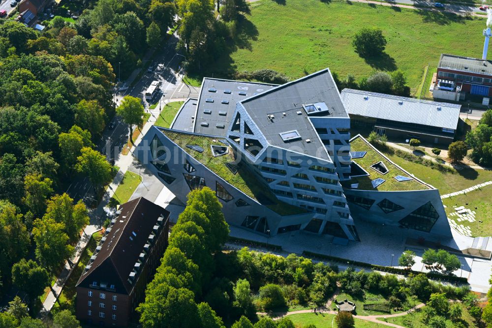 Lüneburg aus der Vogelperspektive: Campus- Universitäts- Bereich Zentralgebäude Leuphana Universität Lüneburg in Lüneburg im Bundesland Niedersachsen, Deutschland