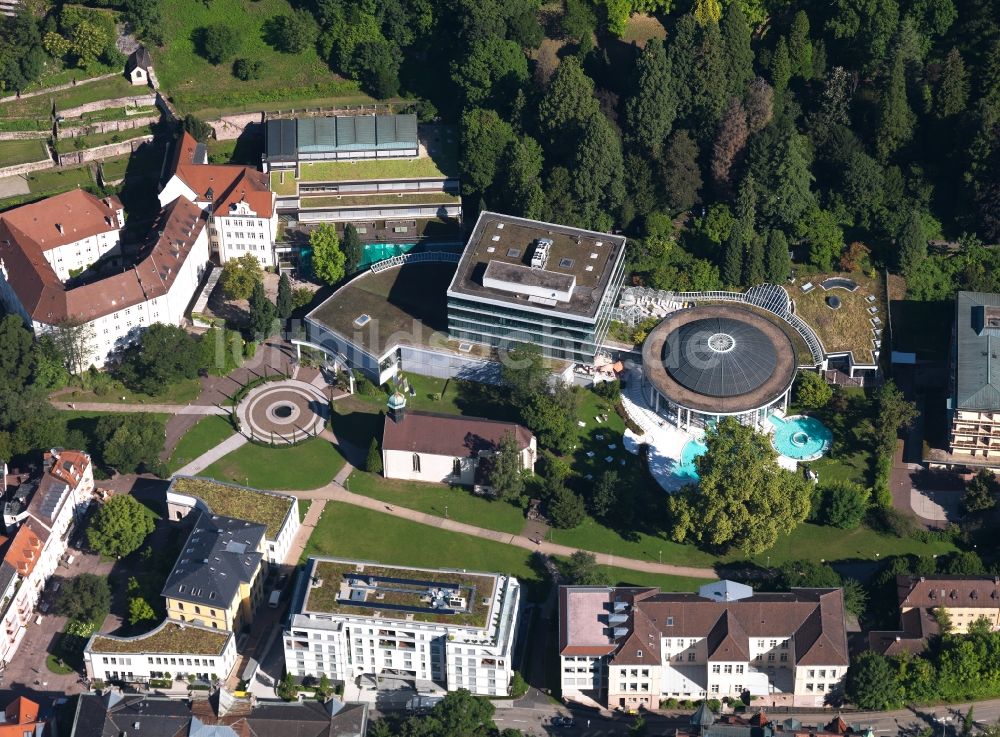 Luftaufnahme Baden-Baden - Caracalla Therme und Klosterschule vom Heiligen Grab in Baden-Baden im Bundesland Baden-Württemberg