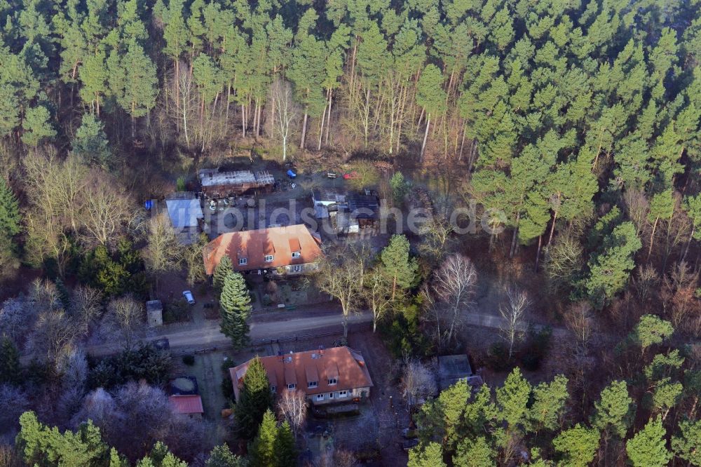 Templin von oben - Carinhall- Gebäude der ehemaligen Torhäuser und Wachhäuser an der Wucker in Groß Dölln einem Ortsteil von Templin im Bundesland Brandenburg. Das Gelände war in der Zeit des Nationalsozialismus Teil des repräsentativen Landsitzes von Hermann Göring