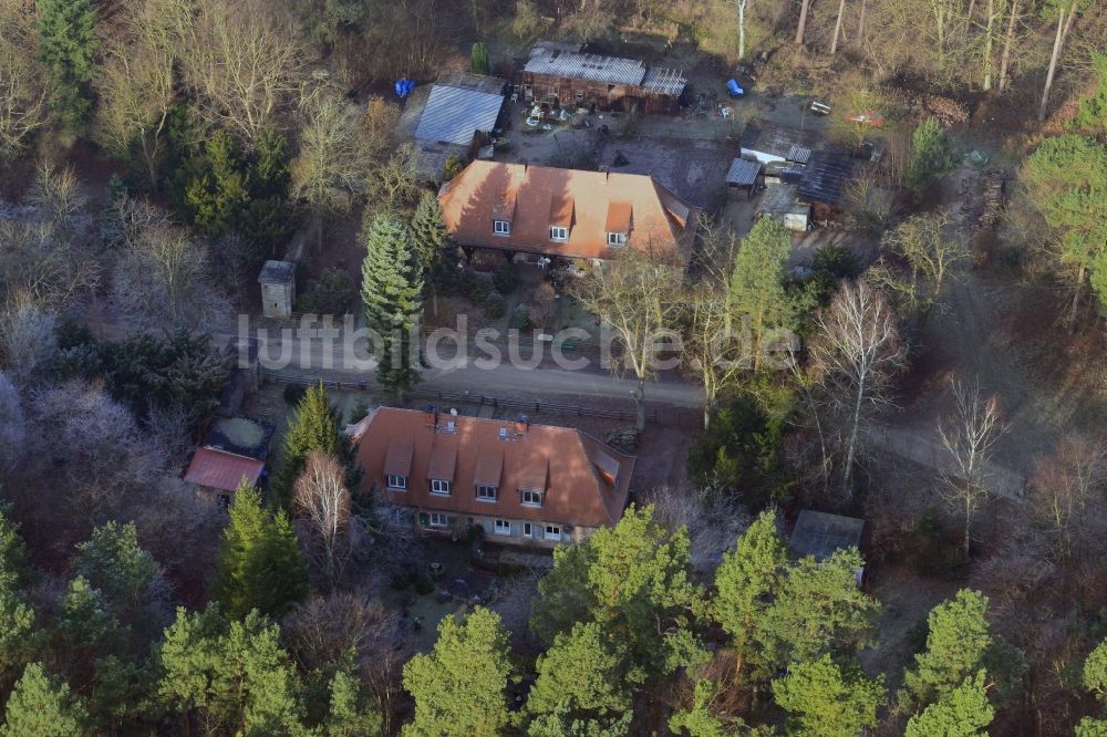 Templin von oben - Carinhall- Gebäude der ehemaligen Torhäuser und Wachhäuser an der Wucker in Groß Dölln einem Ortsteil von Templin im Bundesland Brandenburg. Das Gelände war in der Zeit des Nationalsozialismus Teil des repräsentativen Landsitzes von Hermann Göring