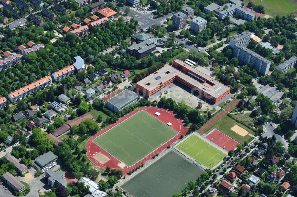 Berlin aus der Vogelperspektive: Carl Zeiss Oberschule und Sportplatz