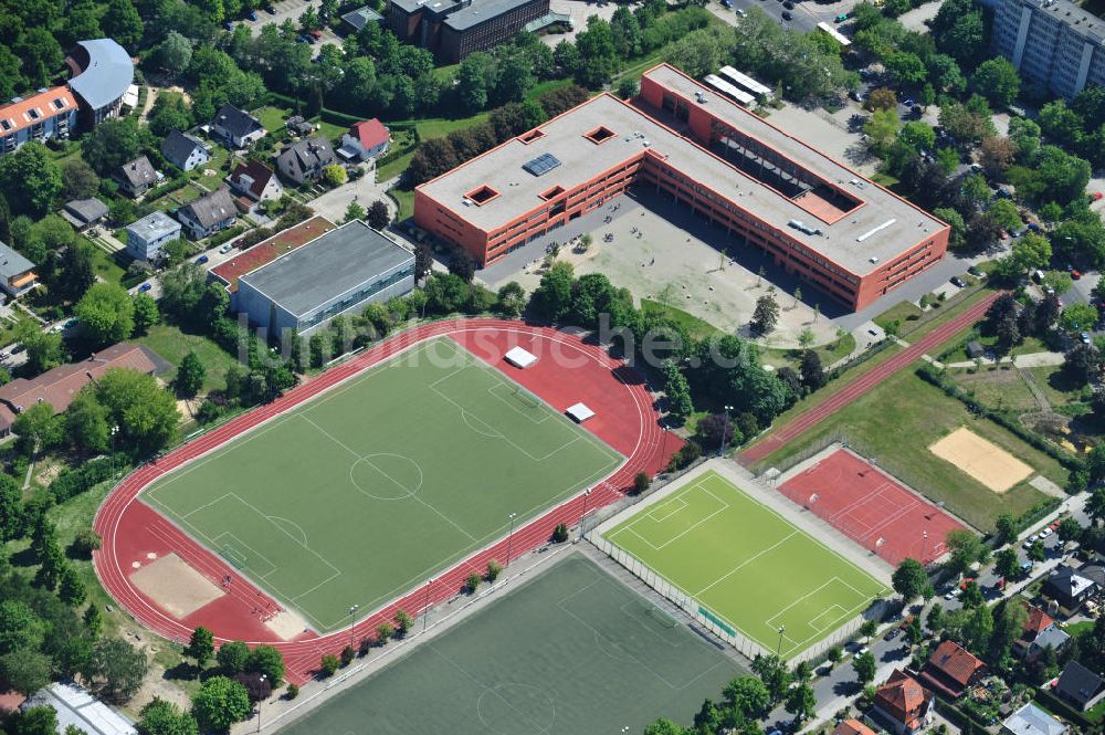 Luftbild Berlin - Carl Zeiss Oberschule und Sportplatz