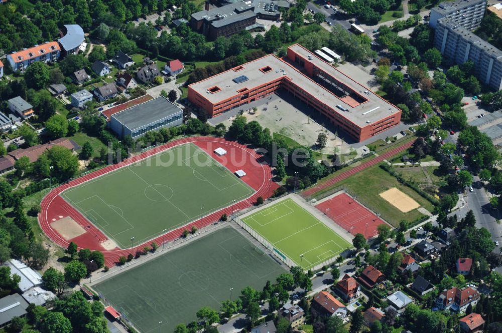 Berlin aus der Vogelperspektive: Carl Zeiss Oberschule und Sportplatz