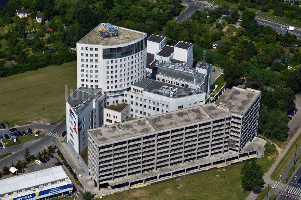 Warschau von oben - Carolina Medical Center im Bezirk Mokotow in Warschau in Polen