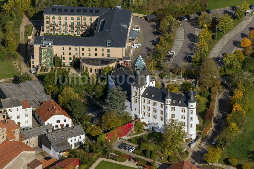 Perl OT Nennig von oben - Casino Schloss Berg der Saarländische Spielbanken GmbH im Renaissance-Schloss an der Obermosel in Nennig im Bundesland Saarland