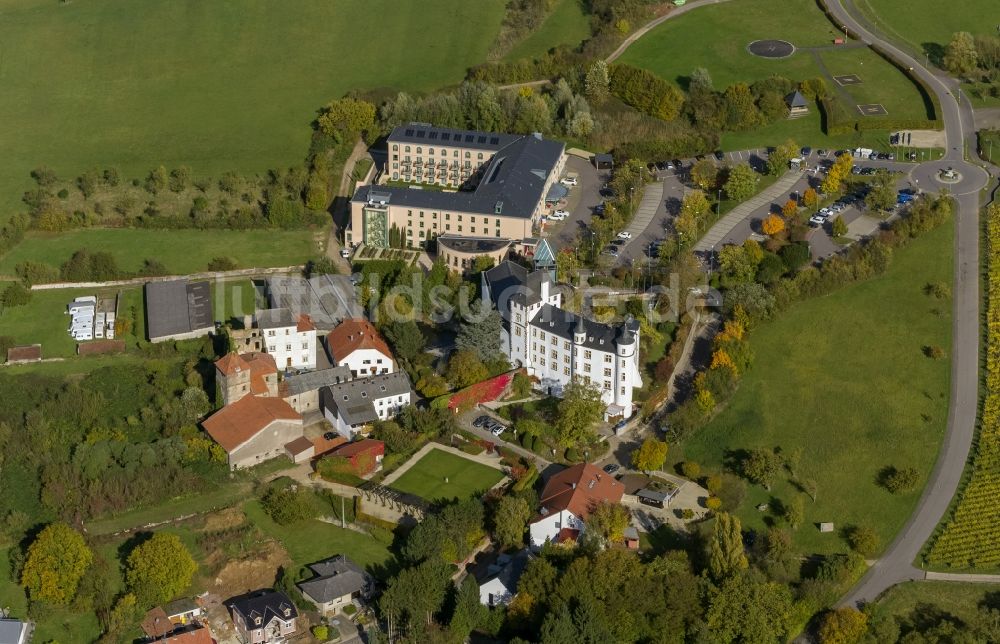 Perl OT Nennig aus der Vogelperspektive: Casino Schloss Berg der Saarländische Spielbanken GmbH im Renaissance-Schloss an der Obermosel in Nennig im Bundesland Saarland