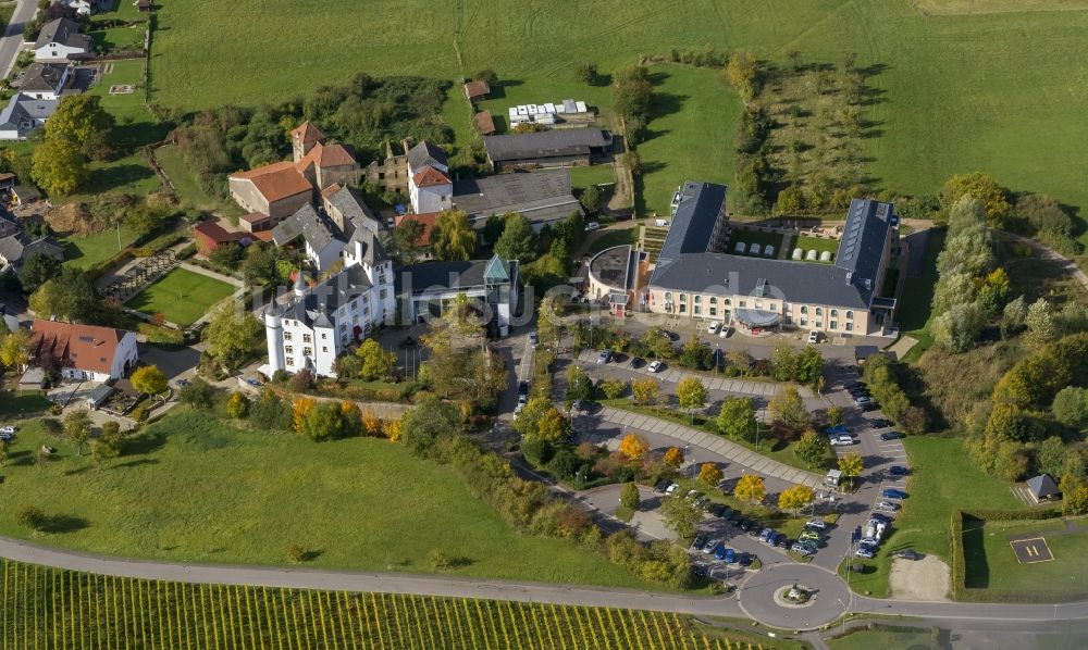 Luftaufnahme Perl OT Nennig - Casino Schloss Berg der Saarländische Spielbanken GmbH im Renaissance-Schloss an der Obermosel in Nennig im Bundesland Saarland