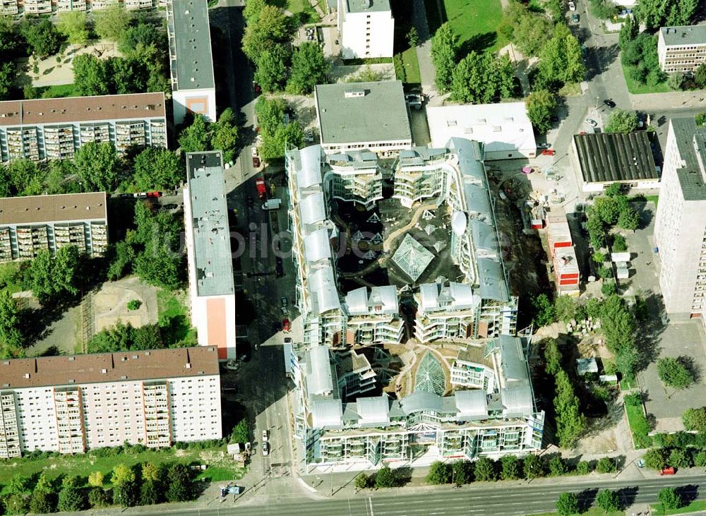 Luftaufnahme Berlin - Lichtenberg - Castello- Wohn- und Geschäftshaus an der Landsberger Allee in Berlin - Lichtenberg.