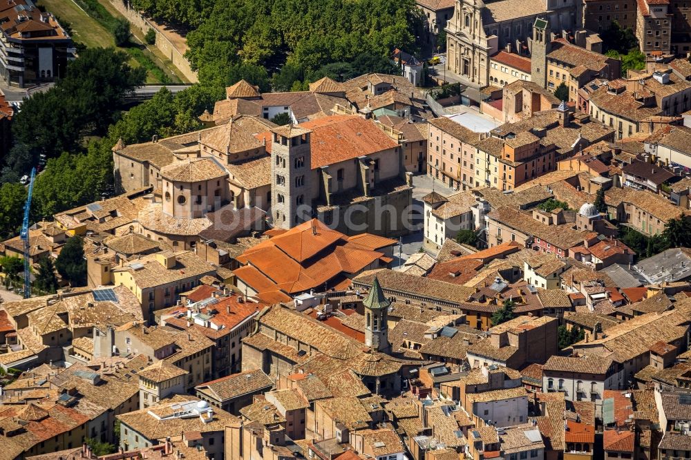 Vic von oben - Catedral de Sant Pere im Stadtzentrum der Innenstadt von Vic in Spanien