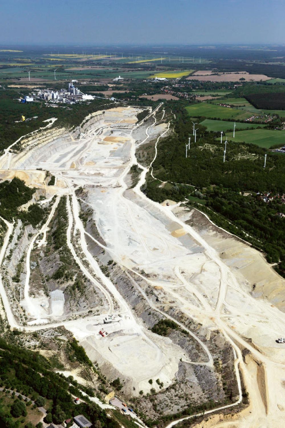 Luftaufnahme Rüdersdorf - Cemex Zementwerk / Kalksandsteinbruch Rüdersdorf