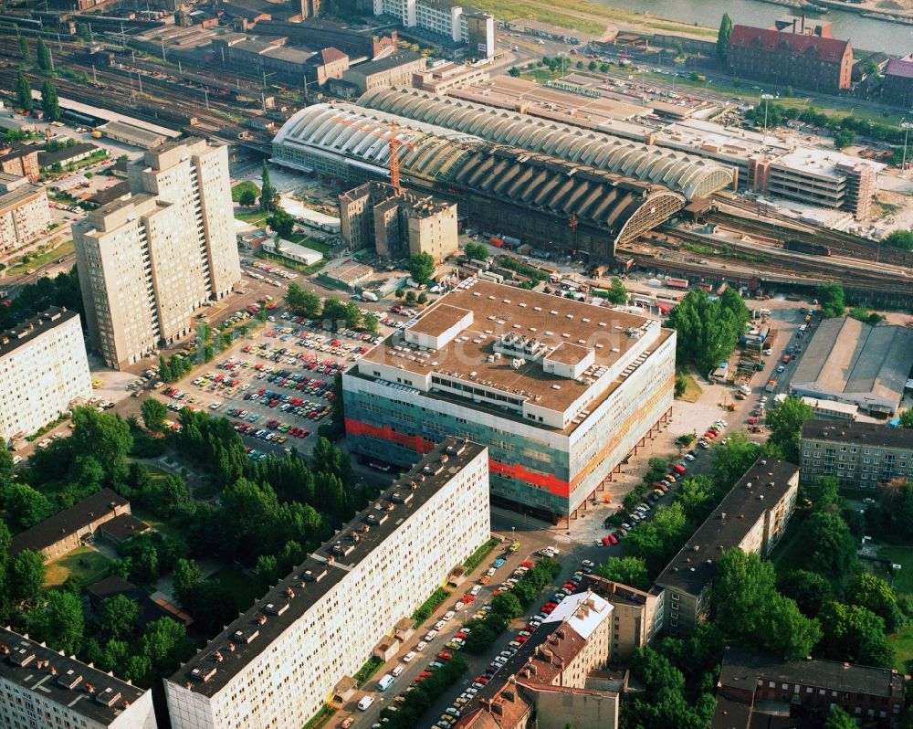 Berlin Friedrichshain von oben - Centum- Warenhaus am Ostbahnhof der Reichsbahn - Deutsche Bahn im Stadtteil Friedrichshain von Berlin