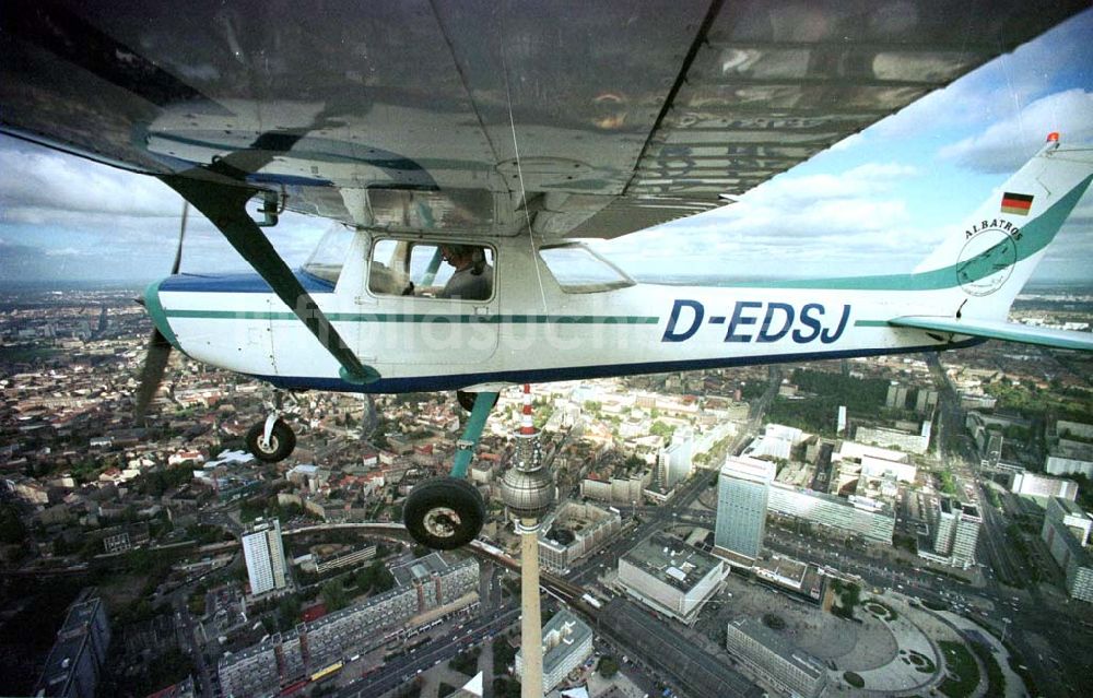 Berlin von oben - Cessna 152 der ALBATROS Flug GmbH über dem Berliner Stadtzentrum.