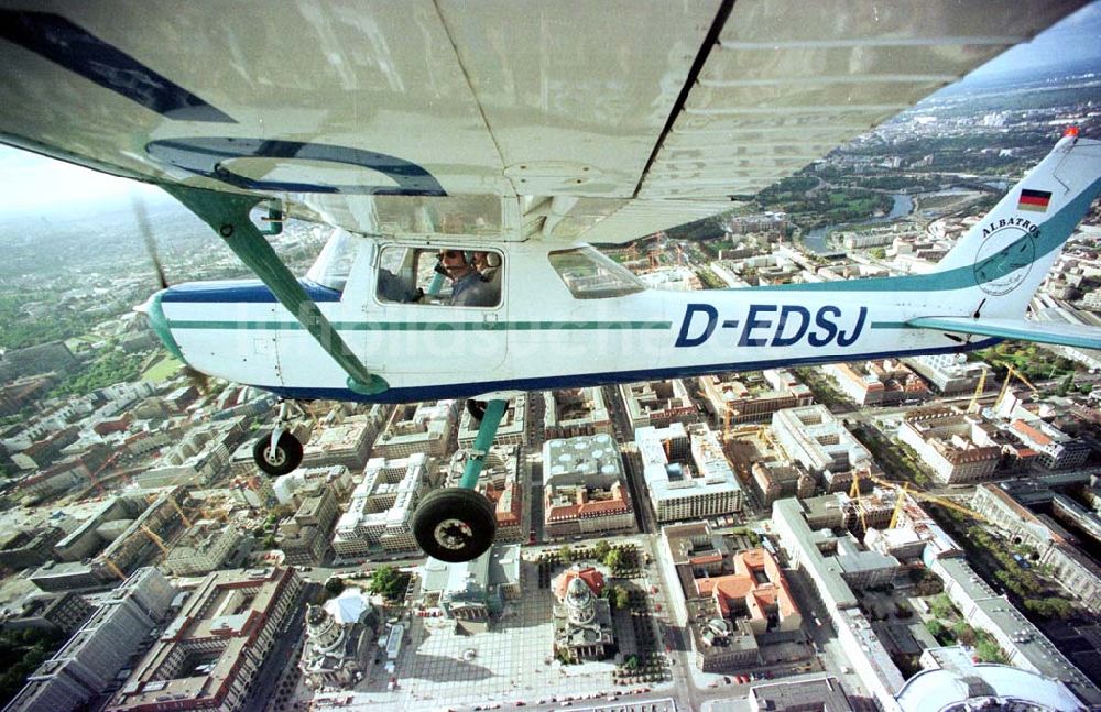 Berlin aus der Vogelperspektive: Cessna 152 der ALBATROS Flug GmbH über dem Berliner Stadtzentrum.