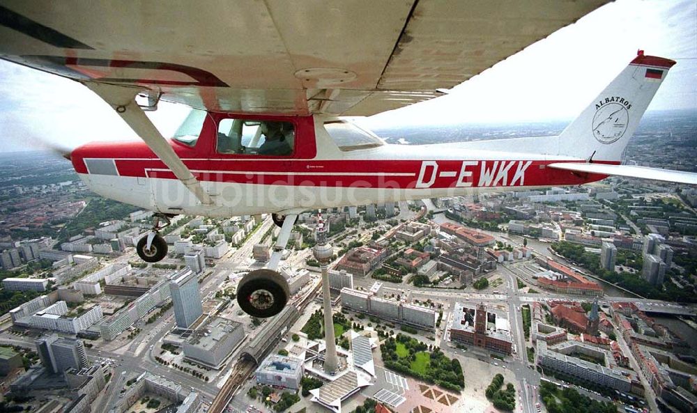 Berlin aus der Vogelperspektive: Cessna 152 der ALBATROS FLUG GmbH über dem Berliner Stadtzentrum (Fernsehturm, Rotes Rathaus, Alex)