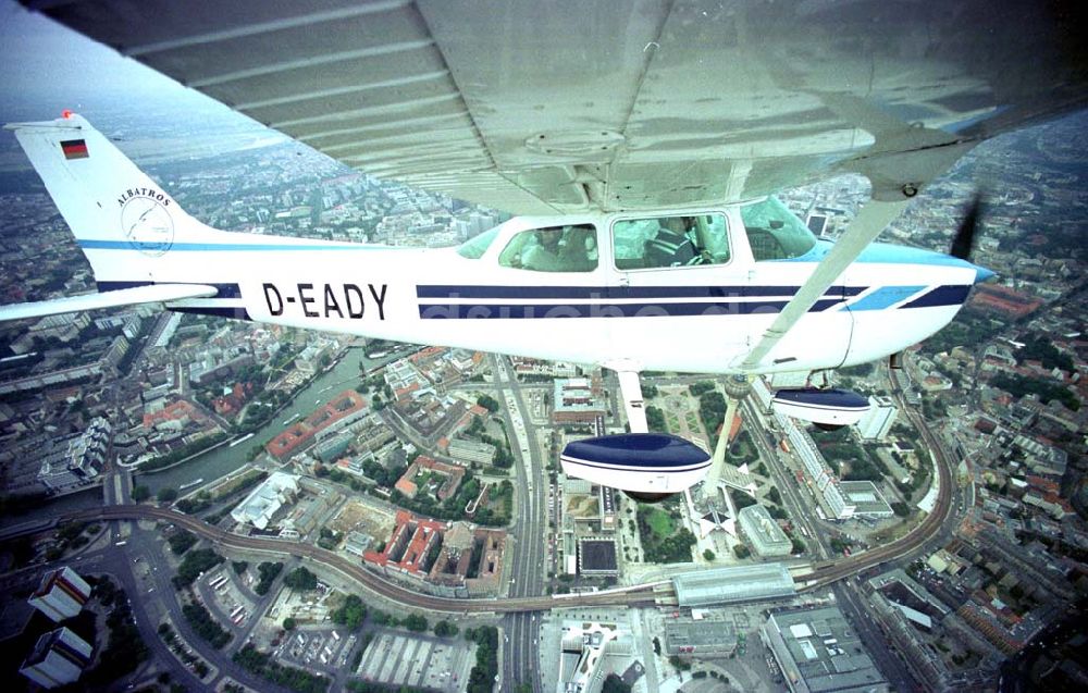 Berlin aus der Vogelperspektive: Cessna 172 der ALBATROS Flug GmbH auf einem Rundflug über Berlin.