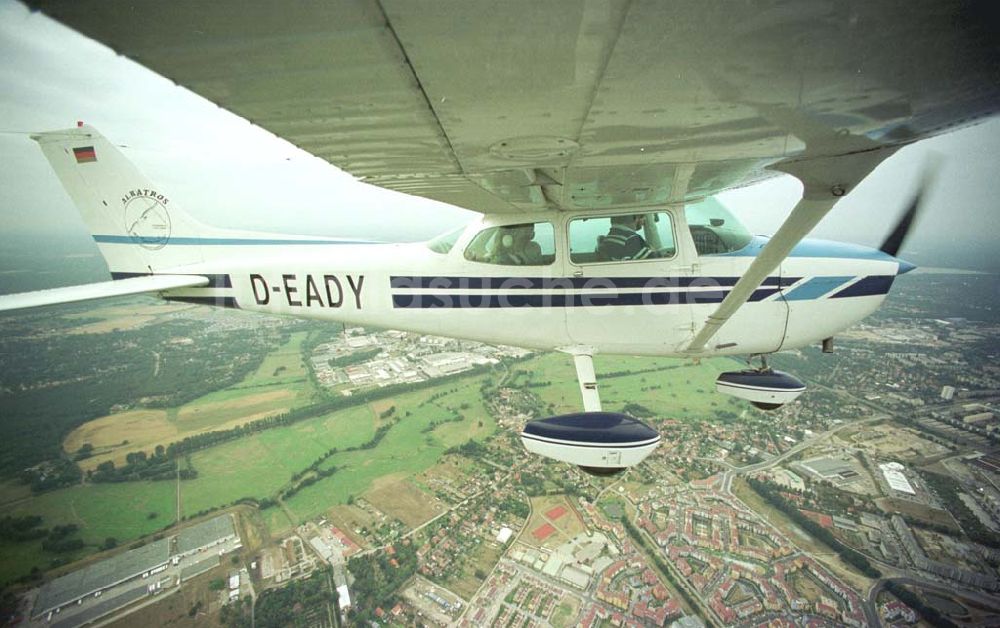 Luftaufnahme Potsdam - Drewitz / Kirchsteigfeld - Cessna 172 der ALBATROS Flug GmbH auf einem Rundflug über dem Kirchsteigfeld in Potsdam.