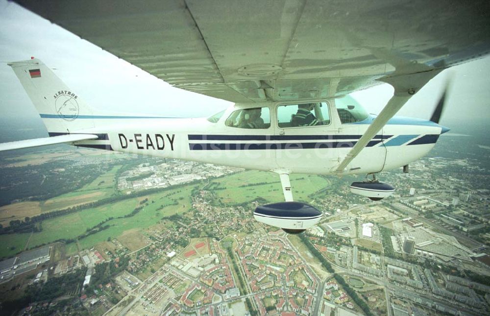 Potsdam - Drewitz / Kirchsteigfeld von oben - Cessna 172 der ALBATROS Flug GmbH auf einem Rundflug über dem Kirchsteigfeld in Potsdam.