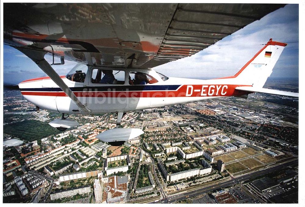 Berlin - Hohenschönhausen aus der Vogelperspektive: Cessna 172 bei einem Rundflug über Berlin.