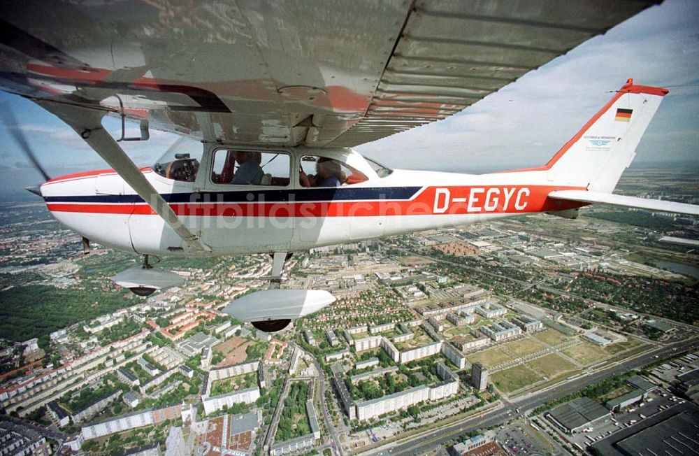 Luftbild Berlin - Hohenschönhausen - Cessna 172 bei einem Rundflug über Berlin.