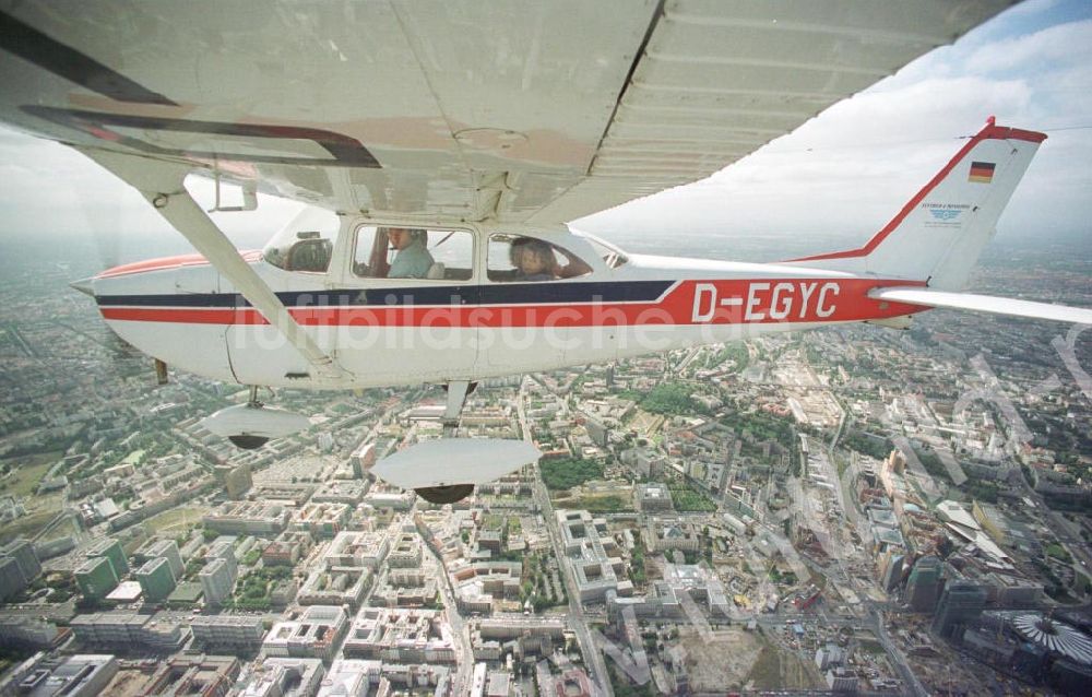 Luftbild Berlin - Cessna 172 bei einem Rundflug über Berlin.