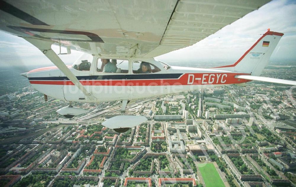 Luftaufnahme Berlin - Lichtenberg - Cessna 172 bei einem Rundflug über Berlin.