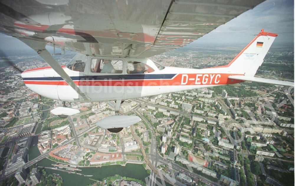 Berlin aus der Vogelperspektive: Cessna 172 bei einem Rundflug über Berlin.