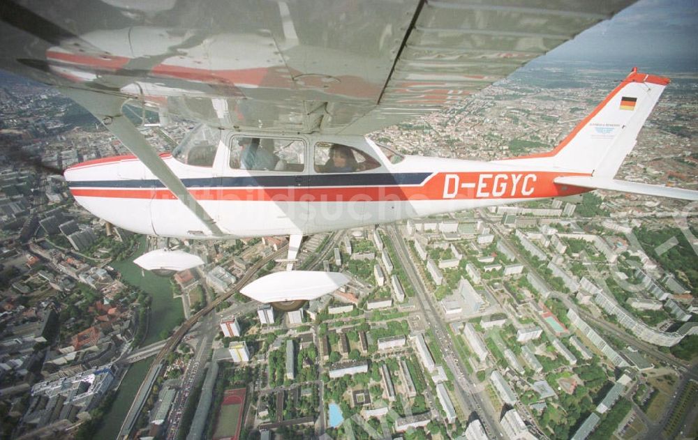 Luftbild Berlin - Cessna 172 bei einem Rundflug über Berlin.