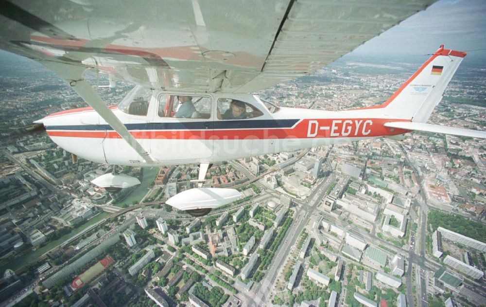 Luftaufnahme Berlin - Cessna 172 bei einem Rundflug über Berlin.