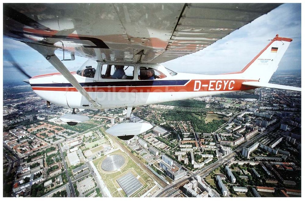 Berlin - Friedrichshain aus der Vogelperspektive: Cessna 172 bei einem Rundflug über Berlin -Friedrichshain.