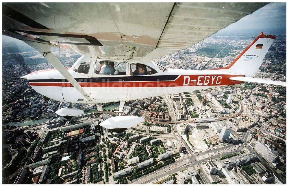 Berlin von oben - Cessna 172 bei einem Rundflug über Berlin - Mitte.