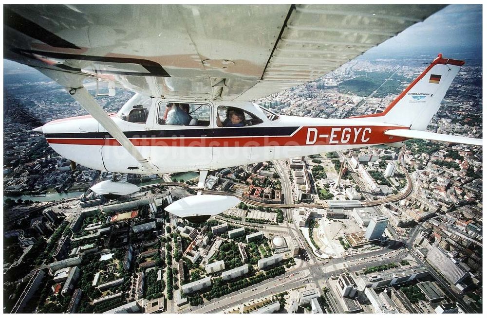 Luftbild Berlin - Cessna 172 bei einem Rundflug über Berlin - Mitte.