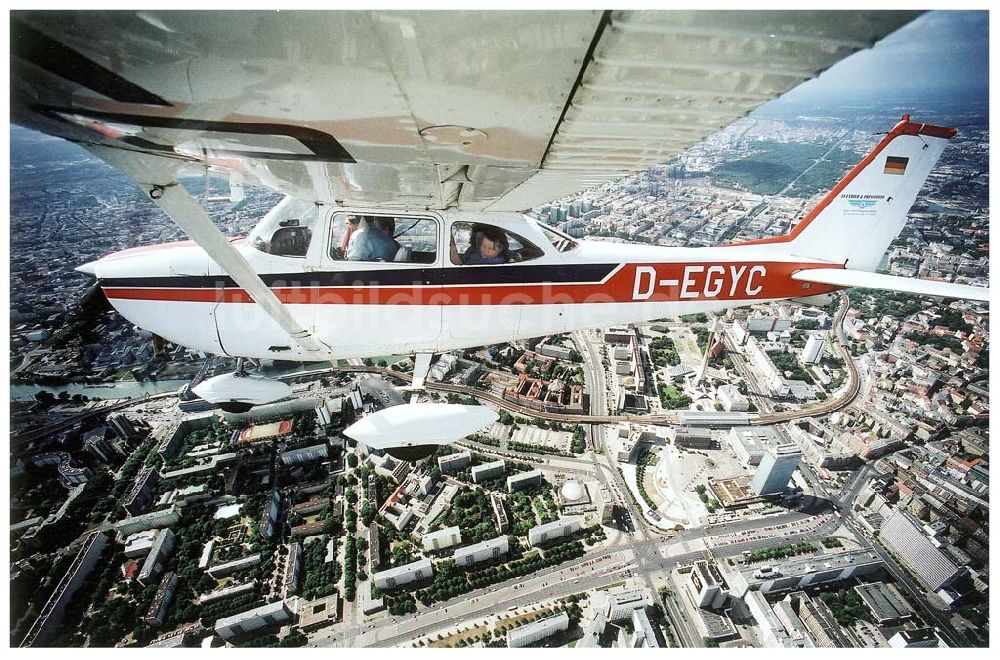 Luftaufnahme Berlin - Cessna 172 bei einem Rundflug über Berlin - Mitte.